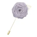 Grau-lila Stoffrose Brosche mit Goldblatt, elegante Ansteckblume für Anzug und Mantel. - Silbergrau