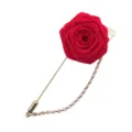 Broche fleur de rose rouge en tissu pour homme, élégante épingle de costume avec chaîne dorée. - Rouge