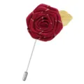 Élégante broche rose en tissu rouge avec feuille dorée et longue épingle pour costume d'homme. - Bordeaux