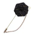 Schwarze Stoffrosen Brosche mit goldenem Metallstab und Kette für elegante Anzüge und Kleidung. - Schwarz