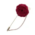 Broche rose en tissu bourgogne avec longue chaîne dorée et feuille pour costume homme. - Style Rose 3D / Bordeaux