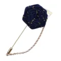 Koreanische Band-Rosen-Anstecknadel mit langer Nadel und Kette fuer Anzuege und Uniformen. - Marineblau