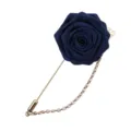 Élégante épingle de revers en tissu rose bleu foncé avec longue chaîne dorée pour costume - Bleu marine