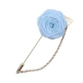 Broche rose en tissu bleu clair pour homme, elegante epingle avec chaine et feuille doree. - Style Rose 3D / Bleu clair