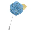 Élégante épingle de revers rose en tissu bleu avec feuille dorée et longue tige métal. - Bleu lac