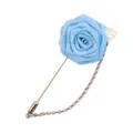 Boutonnière rose en tissu bleu clair avec longue épingle et chaîne pour costume homme. - Bleu clair