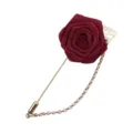 Broche longue avec fleur de rose en tissu bourgogne et chaîne dorée pour costume homme - Bordeaux