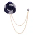 Broche rose en tissu bleu marine avec chaines a glands dores et accessoire de revers - Bleu marine