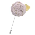 Élégante broche fleur de rose en tissu blanc avec feuille dorée pour costume homme. - Blanc Cassé