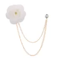 Elegante weiße Stoff-Kamelien-Broche mit doppelten Goldquastenketten und Strassnadel. - Gebrochenes Weiß