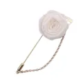 Élégante épingle de revers rose en tissu blanc avec longue épingle et chaîne dorées. - Style Rose 3D / Blanc Cassé