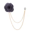 Elegante Stoff-Kamelien-Brosche mit doppelten Goldketten und funkelndem Strass-Akzent. - Grau