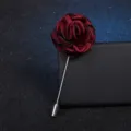 Détail broche fleur en tissu bordeaux, longue épingle métallique, accessorio élégant femme. - Bordeaux