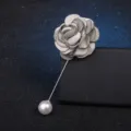 Élégante broche fleur de camélia en tissu avec longue épingle perlée accessoire mode femme. - Vert