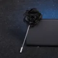 Broche fleur en tissu noir avec longue épingle, accessoire élégant pour style féminin. - Noir