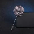Broche fleur de camélia en tissu gris avec longue épingle accessoire vintage élégant. - Gris