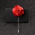 Rote Stoff Rose Brosche für Herren, handgefertigte Satin Blumen Anstecknadel für Hochzeitsanzug. - Stoffrose Stil / Rot