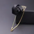 Detailansicht schwarze Stoffrosen-Anstecknadel mit Goldblatt und Kette für Herren. - Schwarz
