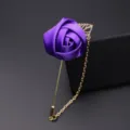 Detaillierte Nahaufnahme einer eleganten violetten Satin-Rosen-Anstecknadel mit Kette. - Dunkellila