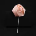 Handgemachte Satin Stoff Rose Reversnadel Detailansicht, elegantes Herren Anzug Accessoire. - Stoffrose Stil / Aprikose