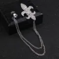 Broche vintage de flor de lis plateada con pedrería y cadenas dobles para hombre. - Plateado