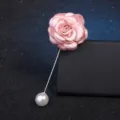 Rose tissu camélia fleur broche avec épingle perle, élégant accessoire de revers pour femme. - Rose