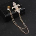 Broche de solapa vintage con circonitas y cadena doble para hombre vista de detalle - Dorado