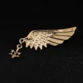 Broche de ala de ángel dorada con pequeño colgante de llave para traje suéter - Dorado