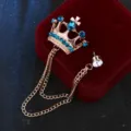 Herren Retro Krone Brosche mit Kette blaue Strass Anzug Pin Mode Abzeichen Schmuck. - Pfauenblau Strass Krone / Gold