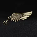 Broche de ala de ángel de bronce vintage con colgante de cruz, alfileres de traje estilo. - Bronce antiguo