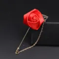 Elegante rote Stoffrosen-Brosche mit goldenem langen Stift und Kette für Herren Anzug Revers. - Rot