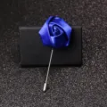 Handgemachte blaue Band-Rosen-Anstecknadel für Herren, elegante Stoffblumen-Brosche für Anzug. - Stoffrose Stil / Blau