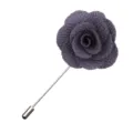Gestroemte Kamelie Blume Anstecknadel fuer Herren Anzuege, elegante violette Ansteckblume. - Grau