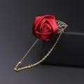 Elegante rote Stoffrosen Brosche mit goldfarbenem Blatt und Kette fur Herren Anzug Revers. - Burgunderrot