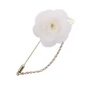 Elegante weiße Stoff Kamelie Brosche mit langer Nadel und Quasten Kette für Hochzeit. - Gebrochenes Weiß