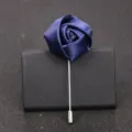 Handgefertigte dunkelblaue Stoff-Rosen-Anstecknadel für Herren, klassisches Hochzeits-Accessoire - Stoffrose Stil / Marineblau
