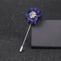 Broche fleur en tissu bleu foncé avec longue aiguille argentée, accessoire de pull frais. - Bleu Marine