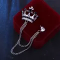 Herren Kronen Broche mit hängenden Ketten, silberner Anzug Pin und schwarze Strass Steine. - Schwarz Strass Krone / Silber