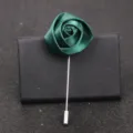 Elegante dunkelgrüne Satin Stoff Rose Reversnadel handgemachte Brosche für Herren. - Stoffrose Stil / Dunkelgrün