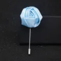 Handgemachte hellblaue Stoffrosen Anstecknadel mit Metallnadel für Herren Anzug Hochzeit - Stoffrose Stil / Hellblau