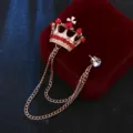 Herren Retro Krone Brosche Pin mit roten Kristallen und goldenen Doppelketten für Anzüge. - Rote Strasskrone / Gold