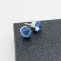 Elegante runde blaue Kristall Ohrstecker für Damen und elegante Party Mode Stile. - Hellblaue Strasssteine (Silberne Basis), 1 Paar