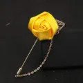 Gelbe Satin Rose Reversnadel Brosche mit Goldkette und Blattaesthetik - Gelbe Farbvariante - Gold