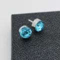 Blauer Kristall Reversnadel Mini Strass Brosche Anzug Kragen Nadel für Damen und Herren - Seeblaue Strasssteine (Silberne Basis), 1 Paar