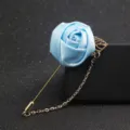 Blaue Satin Rose Reversnadel mit goldener langer Nadel und Kette für den Herrenanzug - Hellblau