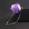 Elegante lila Satin Rose Brosche mit goldem Blatt und Kette fur Herren Anzug Revers Nadel - Violett