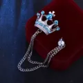 Herren Retro Krone Brosche mit blauen Strasssteinen und Metallkette, britischer Anzug Anstecknadel. - Seeblau Strass Krone / Silber