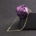 Lila Satin Rose Brosche Kette gold Blatt Reversnadel Anzug Herren Blumen Variante Farbe. - Leuchtendes Lila