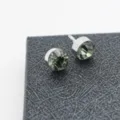 Minimale graue Kristall-Ohrstecker mit funkelnden Strasssteinen und silberner Metallbasis. - Graue Strasssteine (Silberne Basis), 1 Paar
