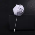 Handgemachte Stoff-Rosen-Anstecknadel für Herren, klassisches Hochzeitskorsett-Accessoire. - Stoffrose Stil / Silbergrau